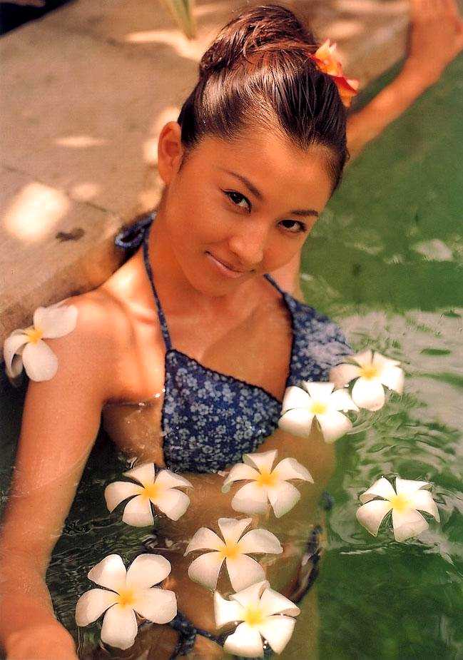 プールに入る菊川怜の水着画像